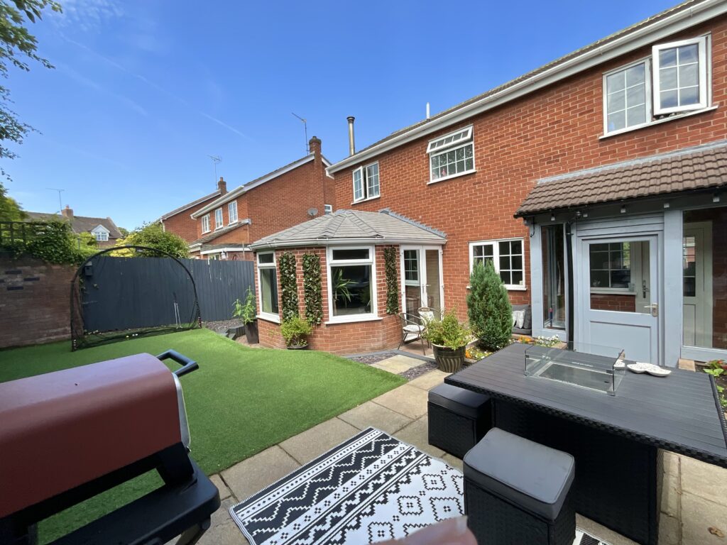 Glen Drive, Alton, ST10
