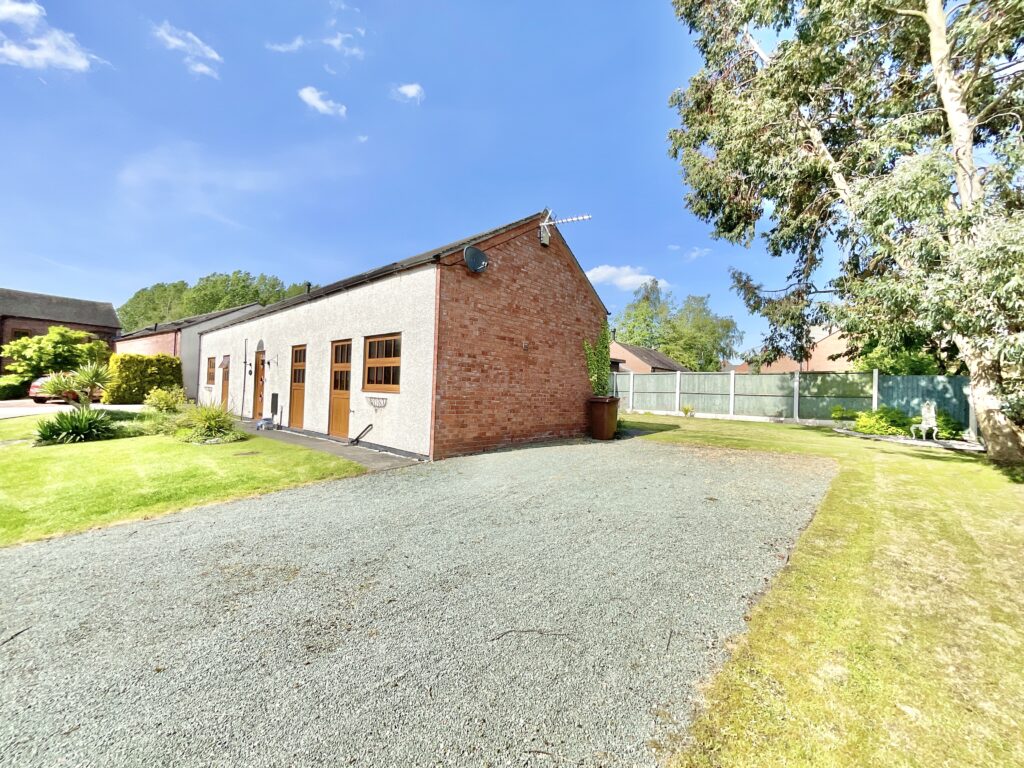 Lakesedge, Stone, ST15
