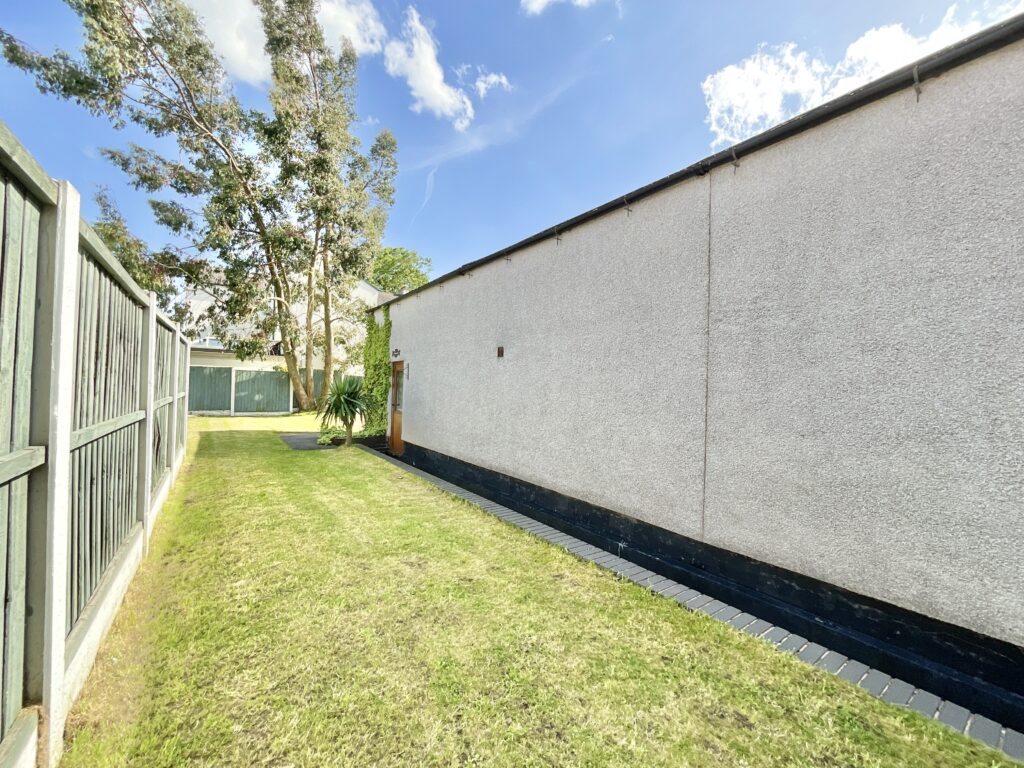 Lakesedge, Stone, ST15