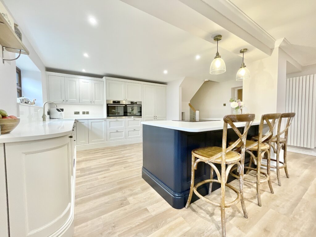 Lakesedge, Stone, ST15