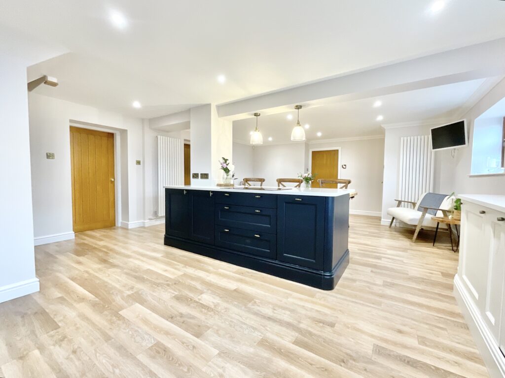 Lakesedge, Stone, ST15