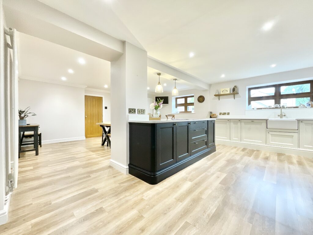 Lakesedge, Stone, ST15