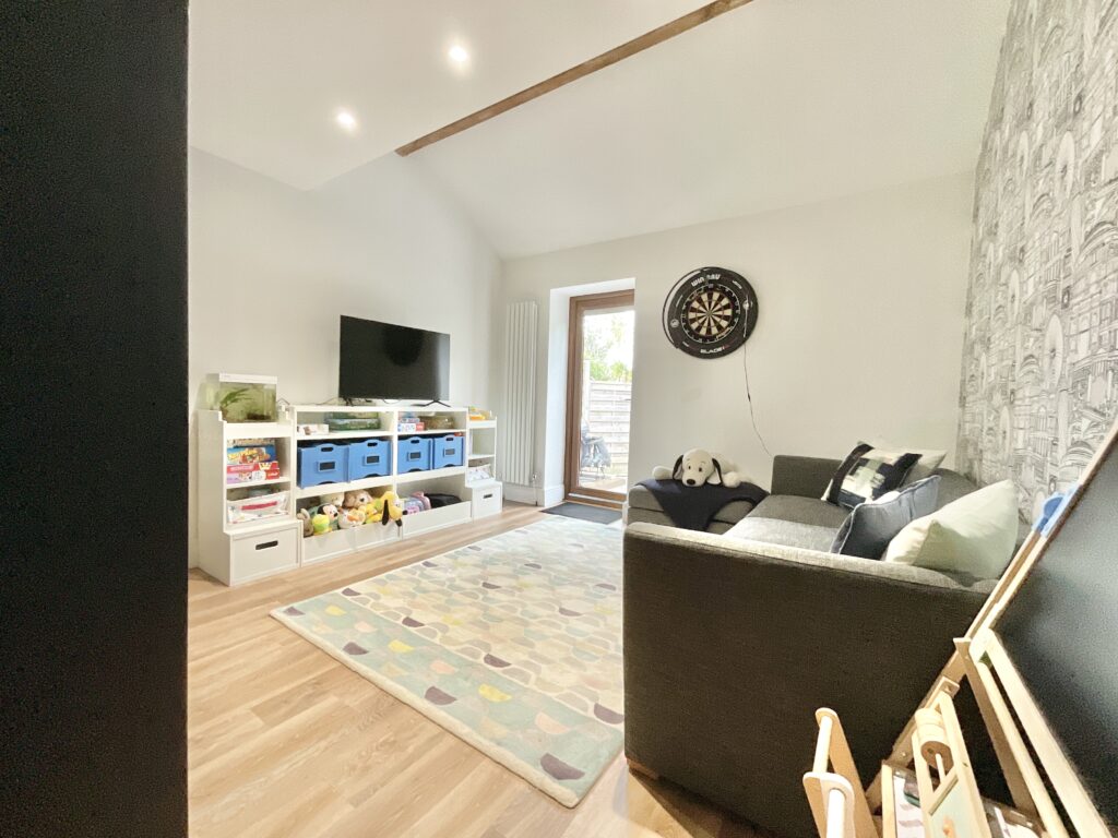 Lakesedge, Stone, ST15