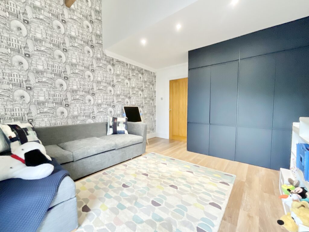 Lakesedge, Stone, ST15