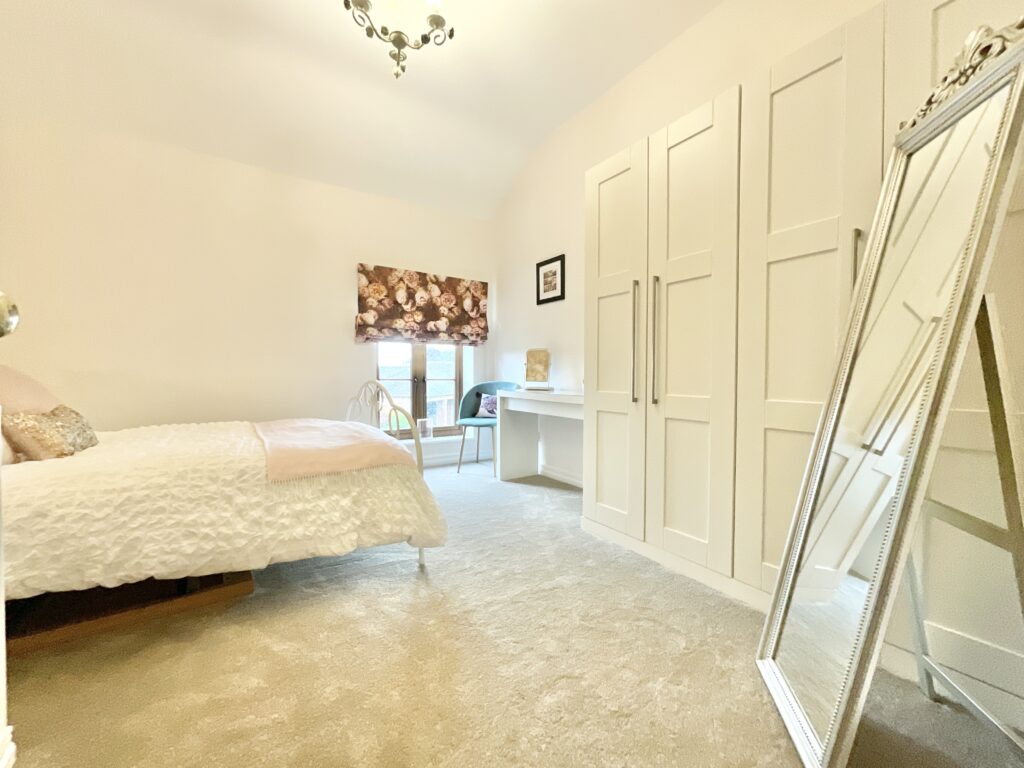 Lakesedge, Stone, ST15