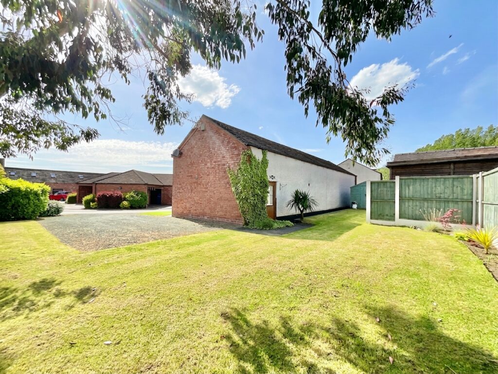 Lakesedge, Stone, ST15