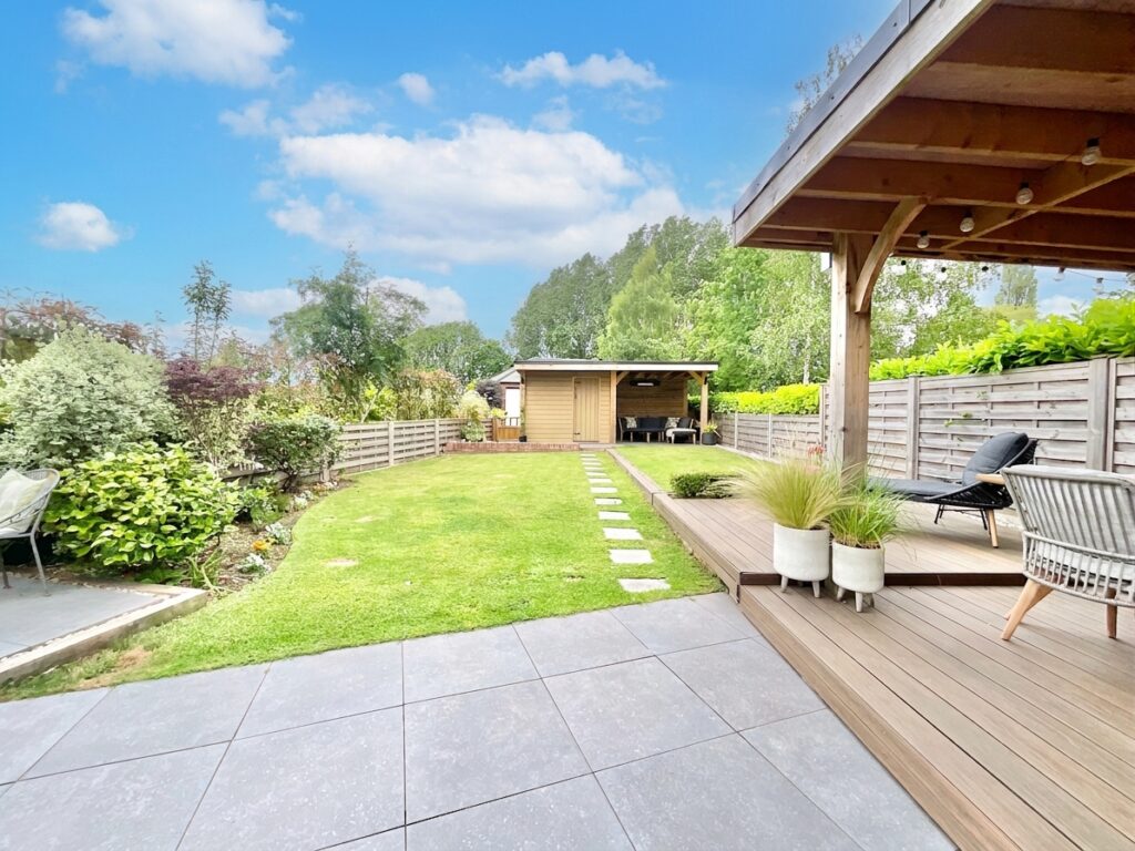 Lakesedge, Stone, ST15
