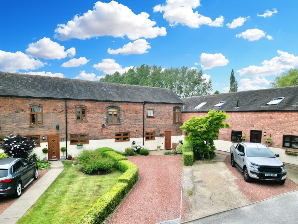 Lakesedge, Stone, ST15
