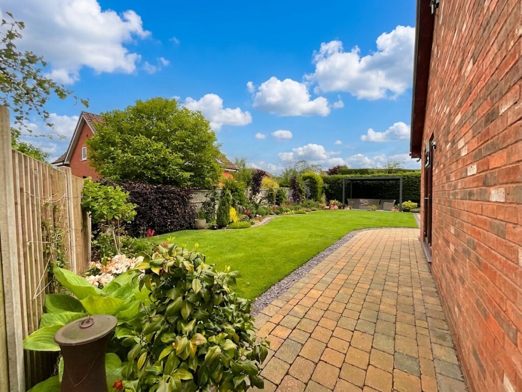 Uttoxeter Road, Stone, ST15
