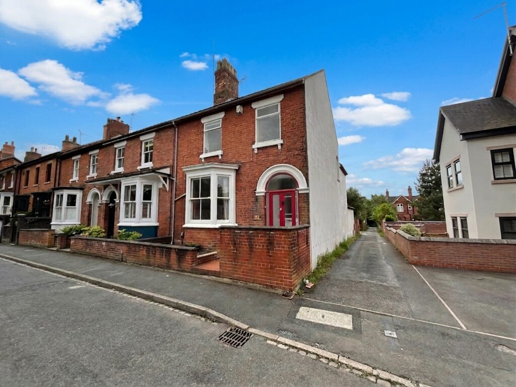 The Avenue, Stone, ST15