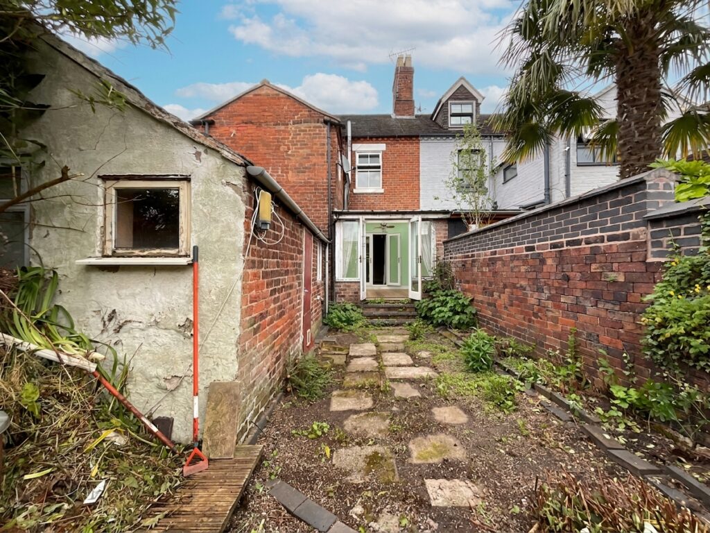 The Avenue, Stone, ST15