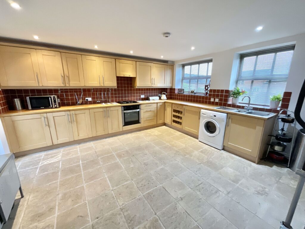 Lakesedge, Stone, ST15