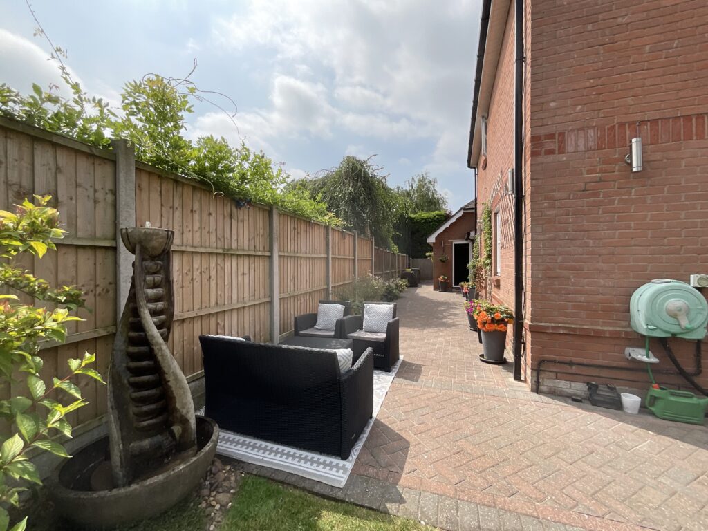 Meadowbank Avenue, Weston, ST18