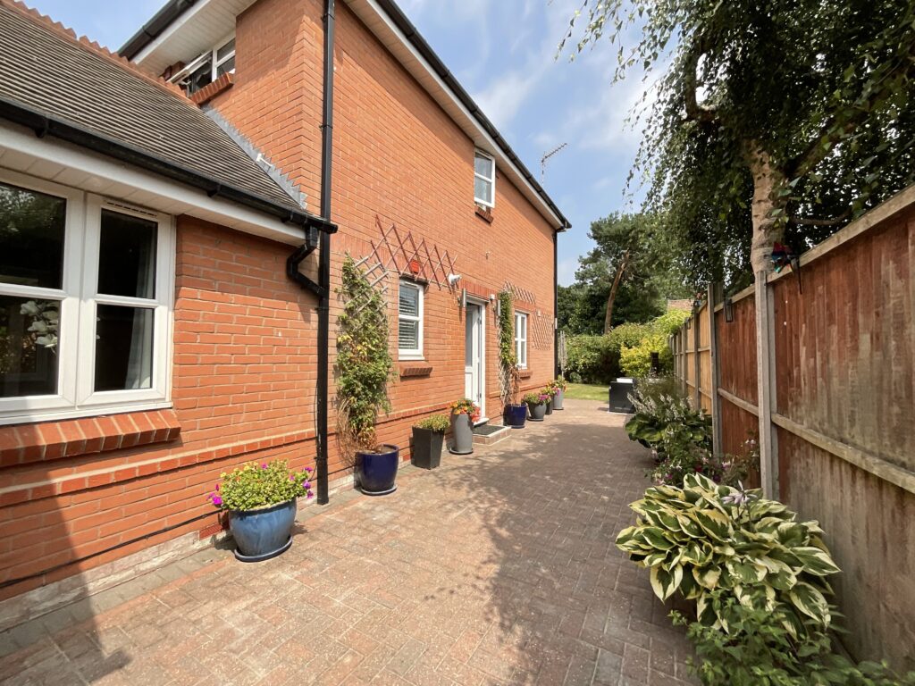 Meadowbank Avenue, Weston, ST18