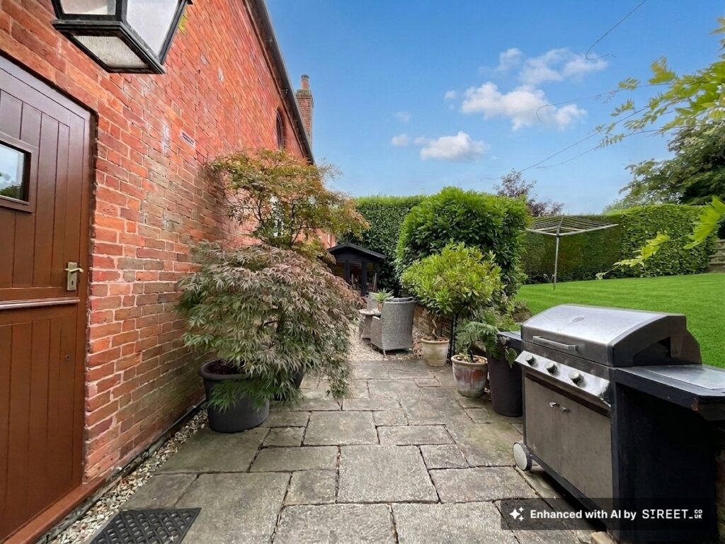 Tixall Court, Tixall, ST18
